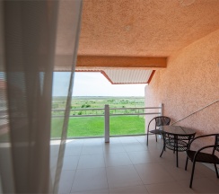 Семейный номер на трех-четырех гостей с большой террасой и видом во двор (корпус К) в Оптимист