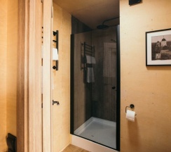 Глэмп №1 с видом на деревья и залив в Vyborg Bay