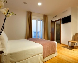 Двухместный номер с внутренним двориком двуспальная кровать в Hotel Arco Elvira