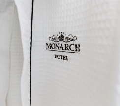 Улучшенный трехместный номер с балконом в Monarch