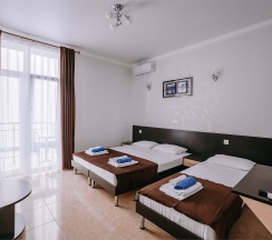 Полулюкс трехместный номер с балконом в Космос