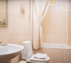 Семейный с двумя изолированными спальнями до 6 гостей с балконом в Джульетта