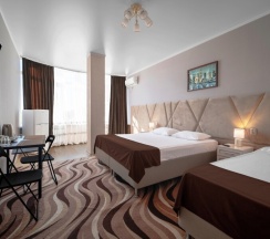 Джуниор Сюит в Лабиринт