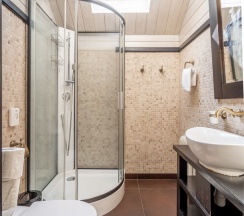 Гостевой дом с горячей купелью и камином в Лепота