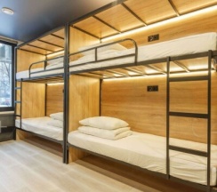 Общий 6 местный номер верхние кровати (One) в На Рубле