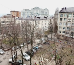 Апартаменты с балконом и с красивым видом из окна в Апартаменты Aday со свежим ремонтом