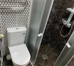 1 помещение для отдыха и работы с двуспальной кроватью, душем, туалетом и офисном помещением для работы в Стрежень