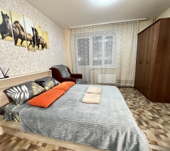 Апартаменты стандарт с двуспальной кроватью и креслом диваном в Апартаменты NHome