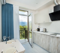 Уютные апартаменты для трех гостей c балконом в Alba inn apartments