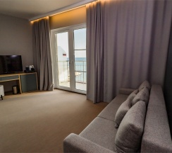 Делюкс с балконом и видом на море/горы (одна кровать 180 см, диван 120 см) 3* в Golden hills