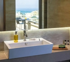 Двухместный номер Deluxe с видом на море (двуспальная кровать) в Ibis Styles Heraklion Central