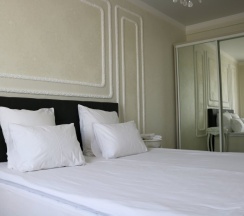 Двухместный люкс с 2 комнатами с балконом и с красивым видом из окна двуспальная кровать в Golden Park