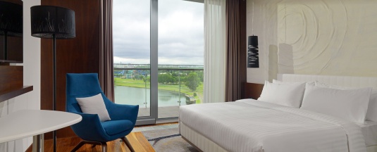 Двухместный номер Classic с балконом и с видом на реку двуспальная кровать в Minsk Marriott Hotel