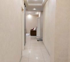 Апартаменты с балконом и с красивым видом из окна в Апартаменты в центре с тремя спальнями на Червякова 55 рядом с парком Победы