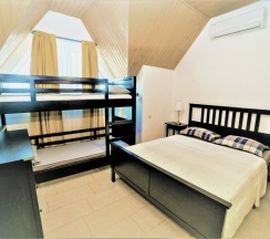 302 - Четырехместный мансардный номер с боковым видом на море в Азов Инн