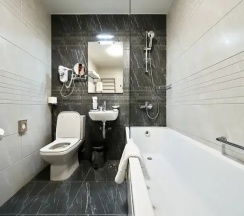 Двухместные апартаменты-студио Корпус Центр №1 с балконом и с видом на курорт двуспальная кровать в Вальсет Премиум