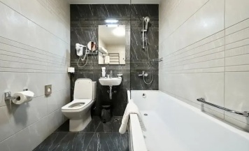 Двухместные апартаменты-студио Корпус Центр №1 с балконом и с видом на курорт 2 отдельные кровати в Вальсет Премиум