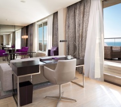 Номер Terrace Suite, с видом на море, с террасой, гостиной  - с двуспальной кроватью в Swissotel Resort Сочи Камелия