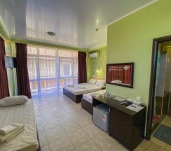 Трёхместный номер "Комфорт" в Krystall