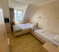 3-местный номер стандарт комфорт с 1 односпальной и 1 двуспальной кроватью в 2 Перца