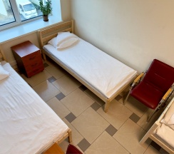 Трёхместная номер с  душем и туалетом  с 3 односпальными кроватями в Невский