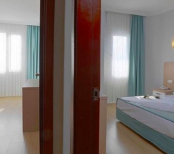 Угловой люкс с балконом в Antalya Adonis Hotel