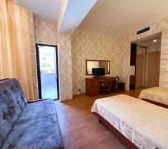 Двухместный номер Standard с балконом (2 отдельные кровати) в Holiday
