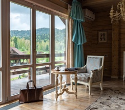 Номер полулюкс с 1 двуспальной кроватью в Cosmos Collection Altay Resort