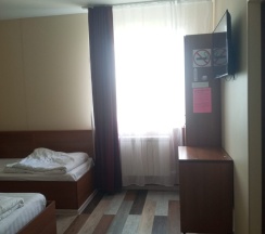 Трехместный номер с двуспальной и односпальной кроватями в Этно хостел