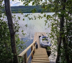 Двухместный коттедж с видом на озеро двуспальная кровать в Гостевой дом 