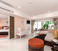 Четырёхместный люкс семейный с 2 комнатами в Thavorn Palm Beach Resort Phuket