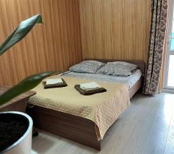 Комната стандарт с 2 односпальными и 1 двуспальной кроватью в Гостевой дом