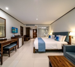 Двухместный номер Honeymoon с балконом и с видом на море двуспальная кровать в Andaman Beach Suites Hotel