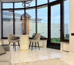 Современный пентхаус с панорамными окнами и террасой мечты, видом на море! в Как Дома 05