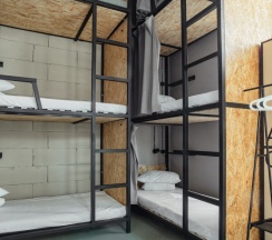 Место в девятиместном номере для женщин в Rock hostel