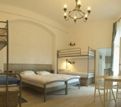 Двухместные апартаменты с балконом двуспальная кровать в Hostel Lwowska 11