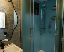 Номер улучшенный с 1 двуспальной кроватью с видом на реку в Pioneer Resort Hotel