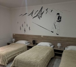 Номер стандарт с 3 односпальными кроватями в AiL Home