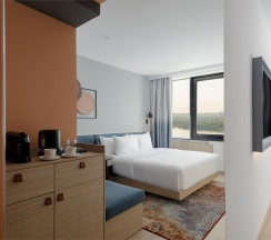 Стандартный номер с кроватью 180*200 и диваном в Hampton by Hilton
