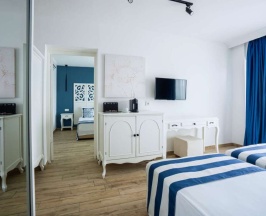 Четырёхместный семейный номер с балконом в Blue Dreams Resort