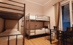 Кровать в общем номере в Hostel Luxe Qalqaman  