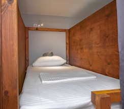 Кровать в общем номере (женский номер) в Море