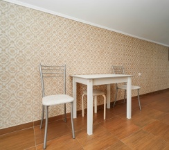 Четырёхместная комната с одной двуспальной и двумя односпальными кроватями в Чайка