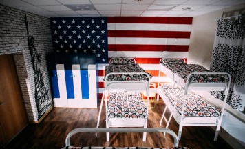 Кровать в 10-местном общем мужском номере в Sky Hostel