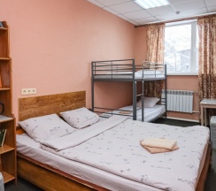 Номер 2/1 с одной двуспальной кроватью и двухъярусной в Славянка