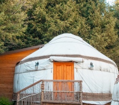 Двухместное Юрта в этно-отеле Орман Аулы двуспальная кровать в Aq-Qaiyn