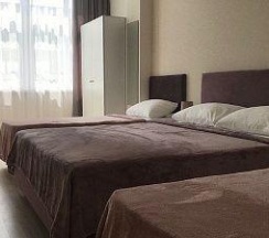 Номер улучшенный с 2 односпальными и 1 двуспальной кроватью в Mon Michel