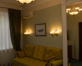 3. Трёхкомнатный "Семейный номер", с видом на Монастырскую площадь в Боровница