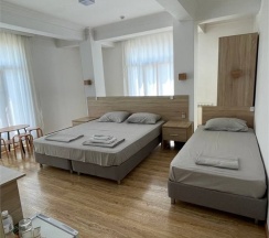 3Трехместный стандартный номер с 1 большой кроватью и 1 маленькой кроватями в Asiya Hotel Grozny