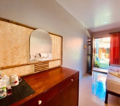 Двухместный номер Standard с видом на сад двуспальная кровать в Baan Kasirin Resort Pattaya Beach